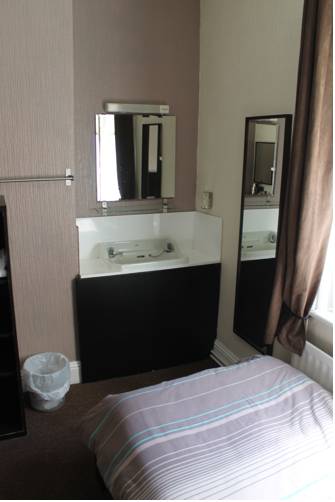 Family En-suite (up-to 4) - Double and Two Singles The Chedburgh
